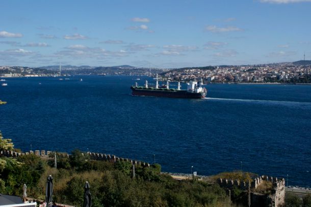Der Bosporus, mit einem Frachter am Weg zum Schwarzen Meer.  Unterhalb der Mauern im Vordergrund war früher der Endbahnhof des Orient-Express.